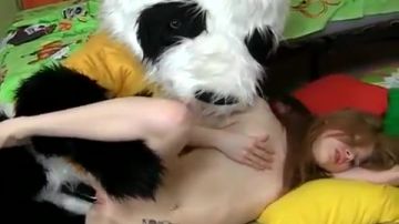 Jeunette sexy baise son ours en peluche