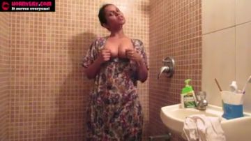 Une maman indienne se douche en solo