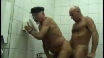 Gay aleman madurito follado en el baño