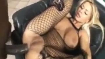 Sarışın pornocu koca yaraklı zenciyle anal yapıyor
