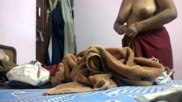 Une MILF indienne habillée dans sa chambre