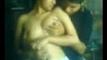 Una indiana amatoriale gioca col seno