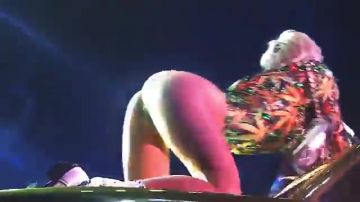 Miley, move your ass!