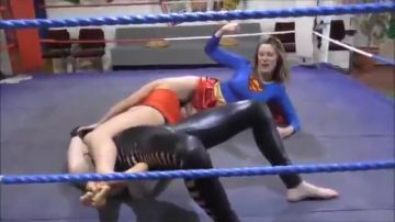 Super Heroínas Lesbianas luchando en la lona