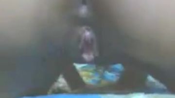 Genç hatun soyunup kameranın önünde elli iki çekiyor