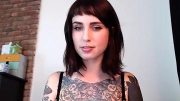 Chick met tatoeages flirt voor de webcam