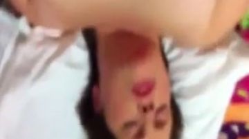 Hace que su hermana se corra a chorros