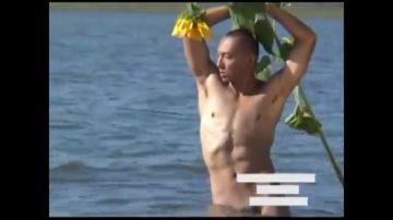 Slender dude flaunts his nudity in the sea