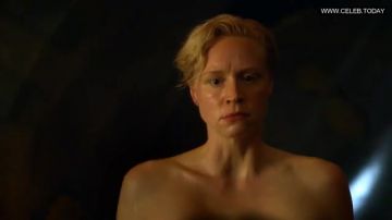 Brienne van Tarth neemt een bad met Jamie