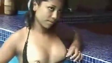 Seksi Kosta Rikalı kadın havuz kenarında uzanıyor