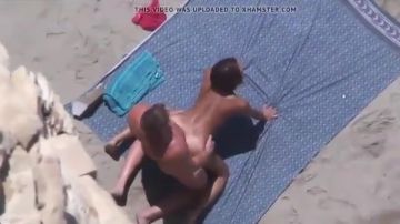 Sexe kiffant sur la plage publique