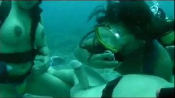 Montándose un trío debajo del agua