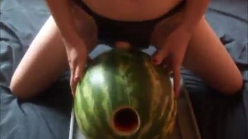 Casal amador fodendo uma melancia