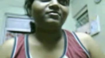 Coquine indienne s'amusant devant sa caméra