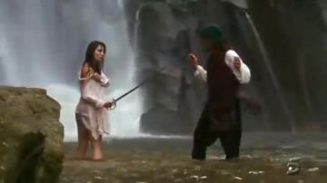 Pilar Rubio lutando na cachoeira