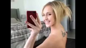 Una bionda che ama farsi i selfie nuda