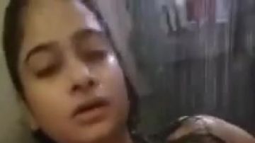 Junge Tussi aus Sri Lanka beim Duschen