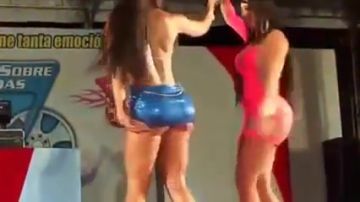 Preciosidades enseñando "cacho"
