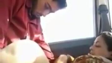 Pakistanaise baisée en voiture