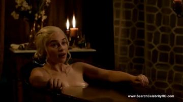 Daenerys Targaryen toma un baño