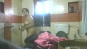 Giovane pachistana grassottella fa la doccia